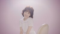 人気画像8位は「松田聖子が40年ぶりに“聖子ちゃんカット”披露」より、松田聖子「青い珊瑚礁 ～Blue Lagoon～」ミュージックビデオのワンシーン。