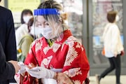 名刺を配る藤原ここ。