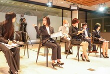 「藤原ここ（ココ・パーティン・ココ from GO TO THE BEDS）ソロデビュー記念記者会見」の様子。