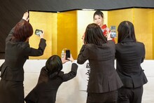 「藤原ここ（ココ・パーティン・ココ from GO TO THE BEDS）ソロデビュー記念記者会見」の様子。