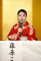 質疑応答に応じる藤原ここ。