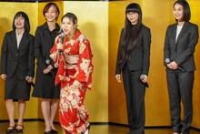 「藤原ここ（ココ・パーティン・ココ from GO TO THE BEDS）ソロデビュー記念記者会見」の様子。