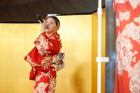 「約束」を熱唱する藤原ここ。