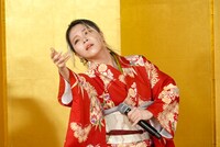 「約束」を歌う藤原ここ。