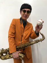 始球式でピッチャーを務めるGAMO（Tenor Sax）。