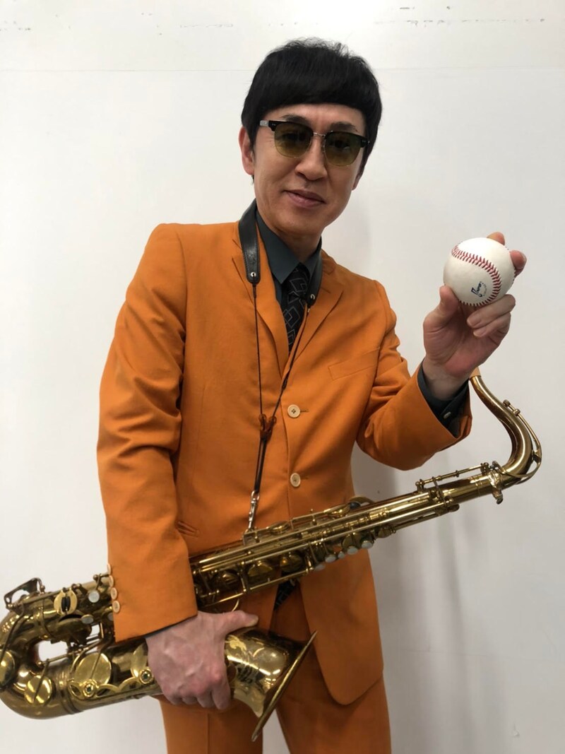始球式でピッチャーを務めるGAMO(Tenor Sax)。