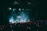 ZOCのライブ中の様子。（撮影：二宮ユーキ）