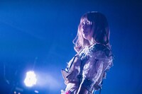 巫まろ（撮影：二宮ユーキ）