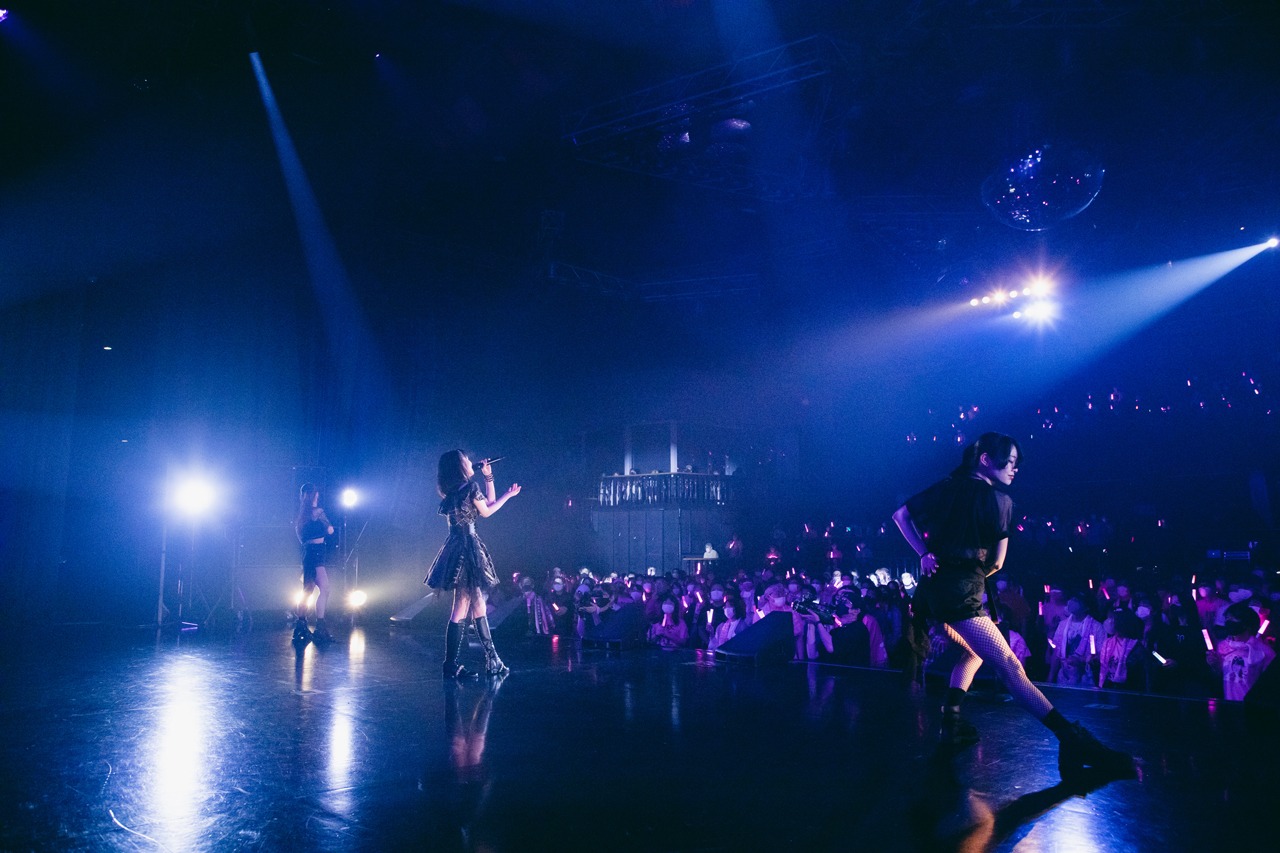 道重さゆみのライブ中の様子。（撮影：二宮ユーキ）