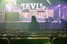 リハーサル中、ステージを見つめるビッケブランカ。（Photo by Taku Fujii）