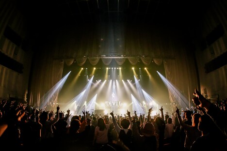 「Devil Tour "Promised"」東京公演の様子。（Photo by Taku Fujii）