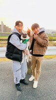 愛犬を抱えるDJ RYOWとdodo。