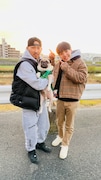 愛犬を抱えるDJ RYOWとdodo。
