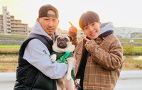愛犬を抱えるDJ RYOWとdodo。