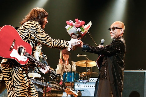 左から志磨遼平、竹中直人。（撮影：森好弘、粂井健太）