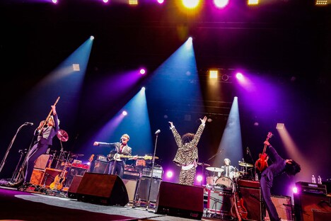 志磨遼平とTHE BAWDIES。（撮影：森好弘、粂井健太）