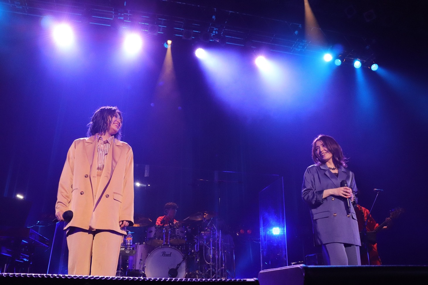 左から柏木ひなた（私立恵比寿中学）、小湊美和。