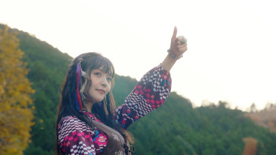 上坂すみれ「EASY LOVE」ミュージックビデオより。