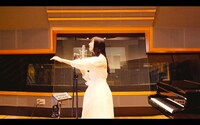 清水理子「Colorful〜あなたといた時間〜」スタジオライブミュージックビデオより。