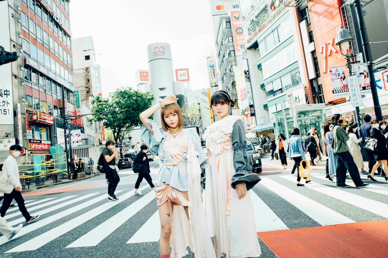 femme fataleが渋谷センター街でゲリライベント、ステッカー配布し新作アピール