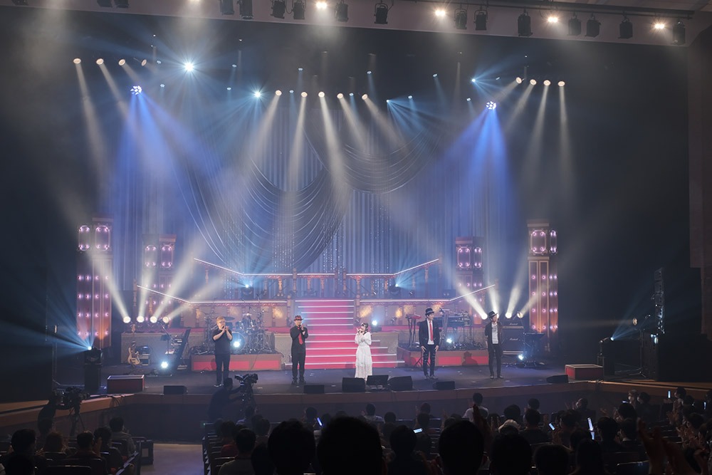 鈴木愛奈「Aina Suzuki 1st Live Tour ring A ring - Prologue to Light -」の様子。