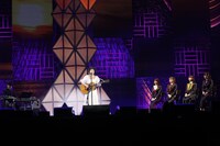 「涙そうそう」を歌唱する森山良子。（写真提供：ニッポン放送）