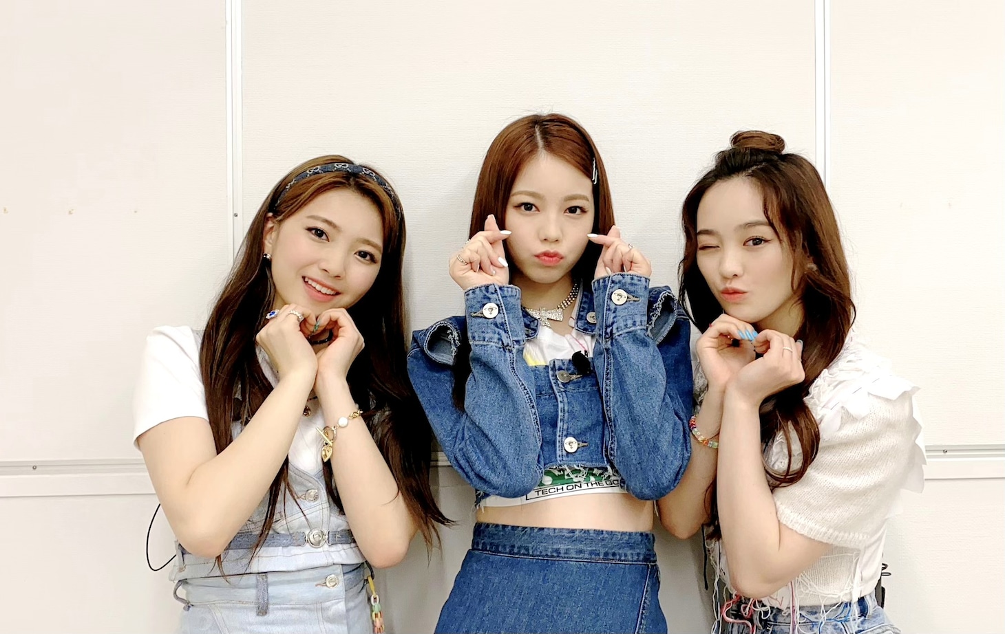 左からMAYUKA、AYAKA、RIO。(c)AbemaTV,Inc.