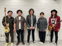 斉藤和義（中央）とバンドメンバー。