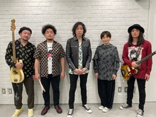 斉藤和義（中央）とバンドメンバー。