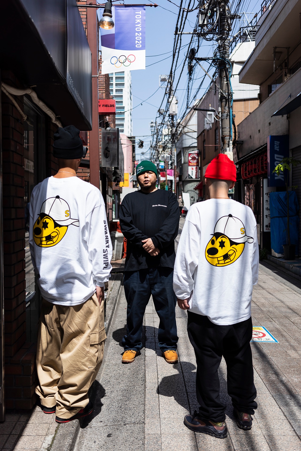SWANKY SWIPEのロングスリーブTシャツとBESのニットキャップの着用イメージ。