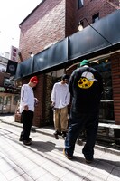 SWANKY SWIPEのロングスリーブTシャツとBESのニットキャップの着用イメージ。