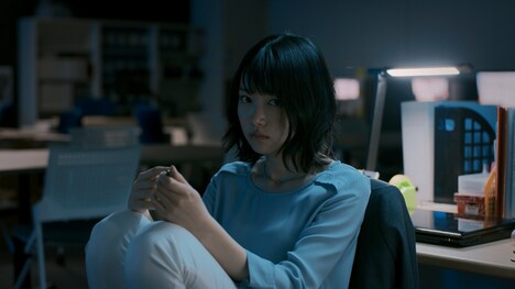 映秀。「笑い話」ミュージックビデオより。