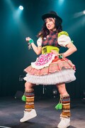 キッズダンサーになりきる坂本遥奈。（撮影：曽我美芽）