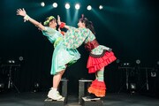 手押し相撲をする坂本遥奈と秋本帆華。（撮影：曽我美芽）