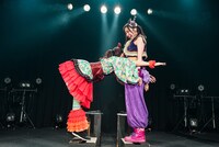 手押し相撲をする秋本帆華、大黒柚姫。（撮影：曽我美芽）