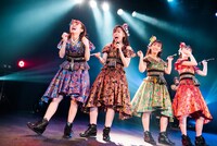 衣装の飾りが取れてしまった咲良菜緒（左端）。（撮影：曽我美芽）