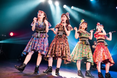 衣装の飾りが取れてしまった咲良菜緒（左端）。（撮影：曽我美芽）