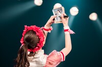 生写真にサインを入れる秋本帆華。（撮影：曽我美芽）