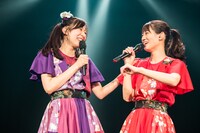 左から大黒柚姫、秋本帆華。（撮影：曽我美芽）