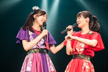 左から大黒柚姫、秋本帆華。（撮影：曽我美芽）