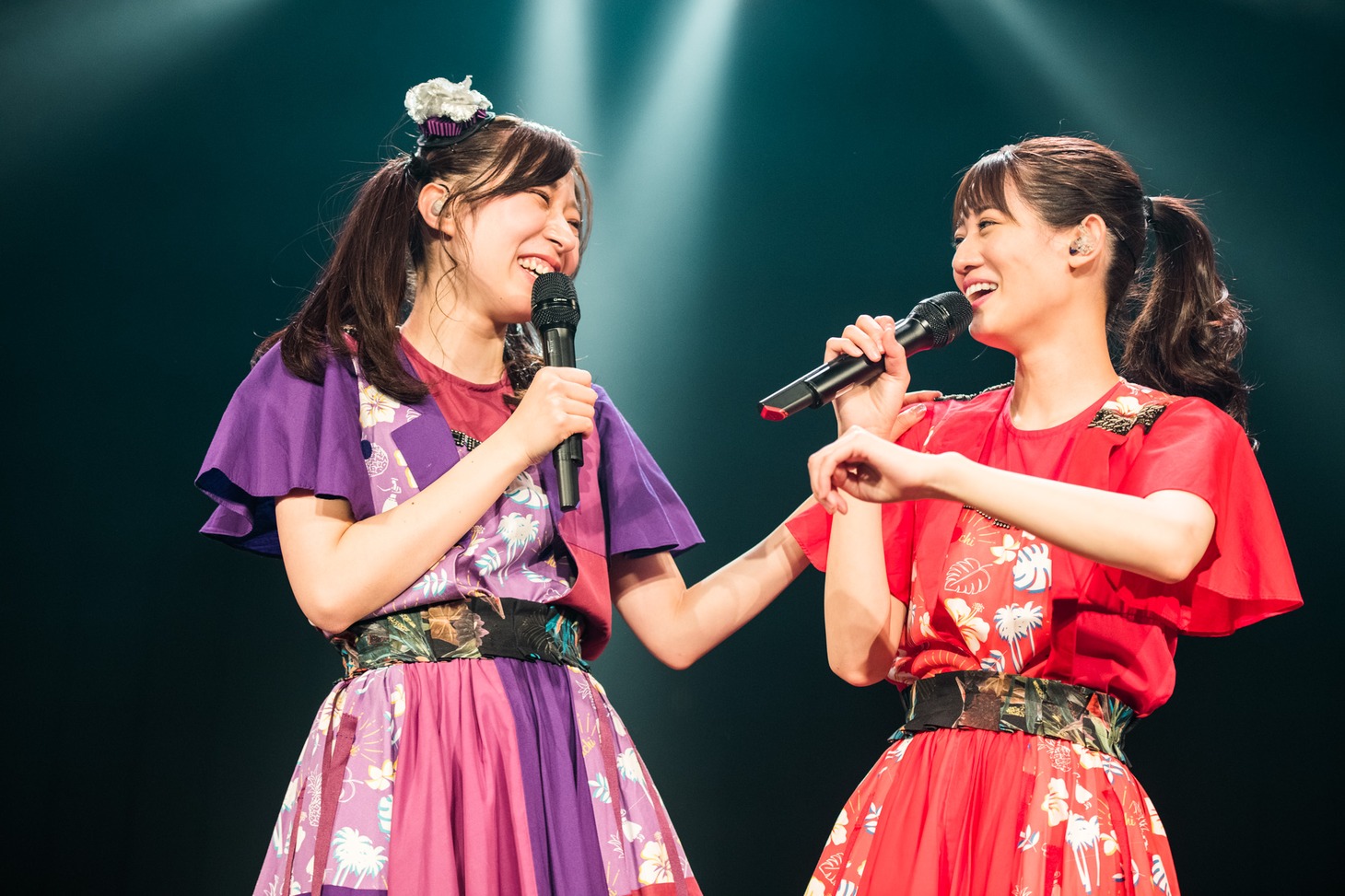 左から大黒柚姫、秋本帆華。（撮影：曽我美芽）