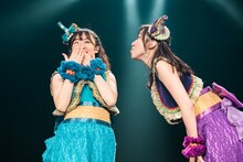 大黒柚姫の変顔に耐えきれない咲良菜緒（左）。（撮影：曽我美芽）