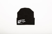 BESのニットキャップ。