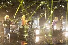 金髪姿でパフォーマンスするマカロニえんぴつ。(c)日本テレビ