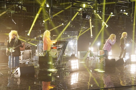 金髪姿でパフォーマンスするマカロニえんぴつ。(c)日本テレビ