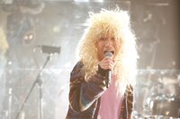 金髪姿のはっとり（Vo, G） 。(c)日本テレビ