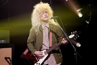 金髪姿の田辺由明（G, Cho）。(c)日本テレビ