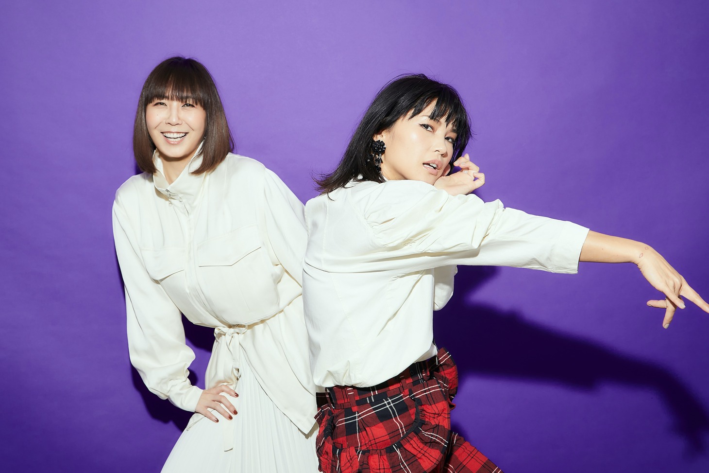 次々にポーズを繰り出す仲宗根梨乃（右）。
