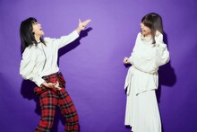 左から仲宗根梨乃、土岐麻子。