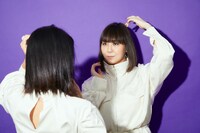 細かく角度などの指導を受ける土岐麻子（右）。